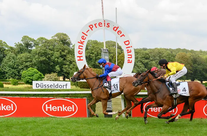 Jockey Lanfranco „Frankie“ Dettori auf der Stute Miss Yoda beim Zieleinlauf des Hauptrennens um den Henkel-Preis der Diana