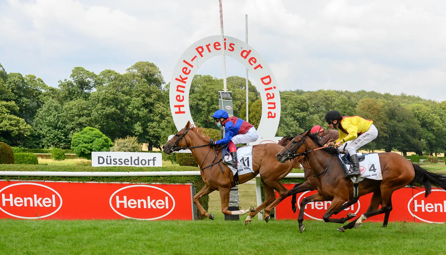 Jockey Lanfranco „Frankie“ Dettori auf der Stute Miss Yoda beim Zieleinlauf des Hauptrennens um den Henkel-Preis der Diana