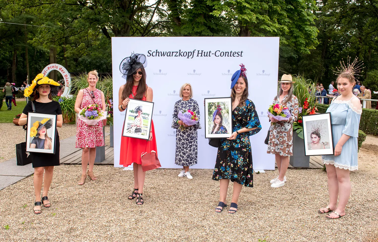 Hut-Contest Gewinnerinnen Elisa Zaft, Elena Delor, Johanna Polle und Pauline Brunzema erhielten von Nicola Surholt, Dagmar Haas-Pilwat und Dr. Vera Geisel ihre Preise (von links)