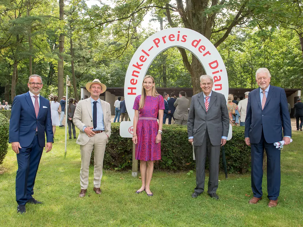 Carsten Knobel, Thomas Geisel, Dr. Simone Bagel-Trah, Dipl.-Ing. Albrecht Woeste, Peter M. Endres im Führring beim Henkel-Renntag 2020 (von links)