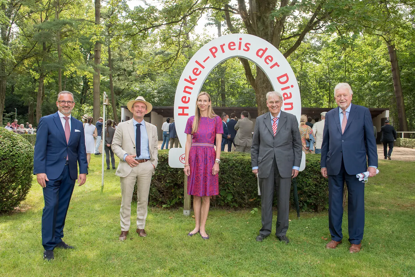 Carsten Knobel, Thomas Geisel, Dr. Simone Bagel-Trah, Dipl.-Ing. Albrecht Woeste, Peter M. Endres im Führring beim Henkel-Renntag 2020 (von links)