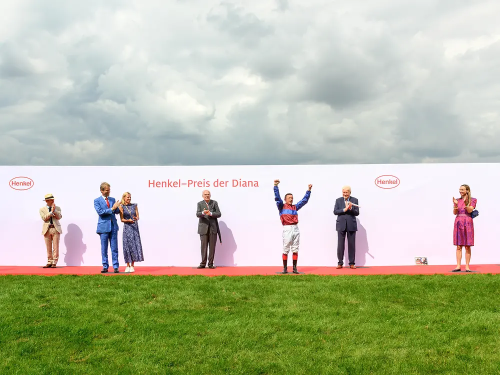 John Gosden, Carsten Knobel, Thomas Geisel, Georg von Opel mit Frau, Dipl.-Ing. Albrecht Woeste, Lanfranco Dettori, Peter M. Endres, Dr. Simone Bagel-Trah bei der Siegerehrung zum Henkel-Preis der Diana (von links)