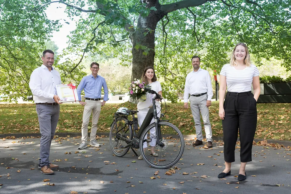 Henkel Mitarbeiter übergeben das tausendste Dienstfahrrad