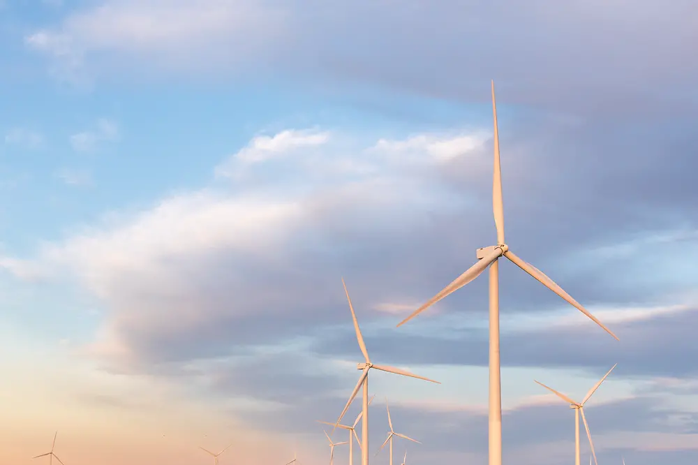 Windräder eines Windparks mit Himmel