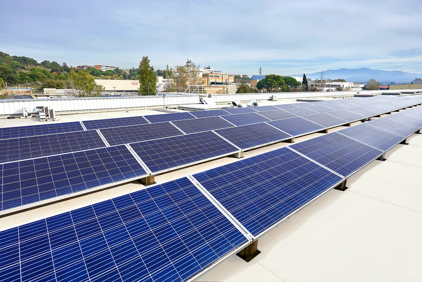 Solarplatten auf dem Logistikzentrum