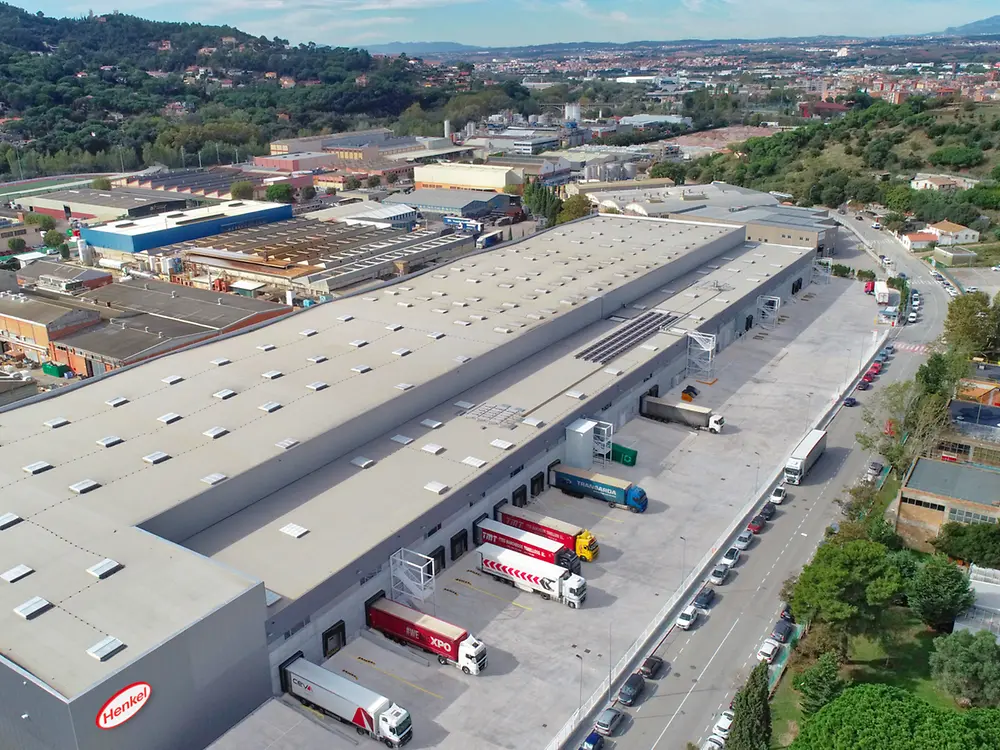 LKW vor dem Logistikzentrum