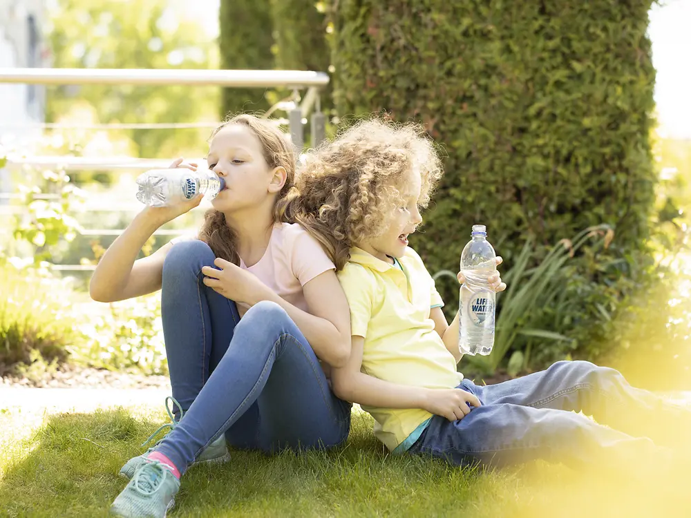 Lösungen von Henkel ermöglichen beispielsweise eine rückstandsfreie Entfernung von Etiketten bei PET-Flaschen. So können Materialien im Recyclingprozess effizienter getrennt und hochwertiges Rezyklat erzeugt werden.