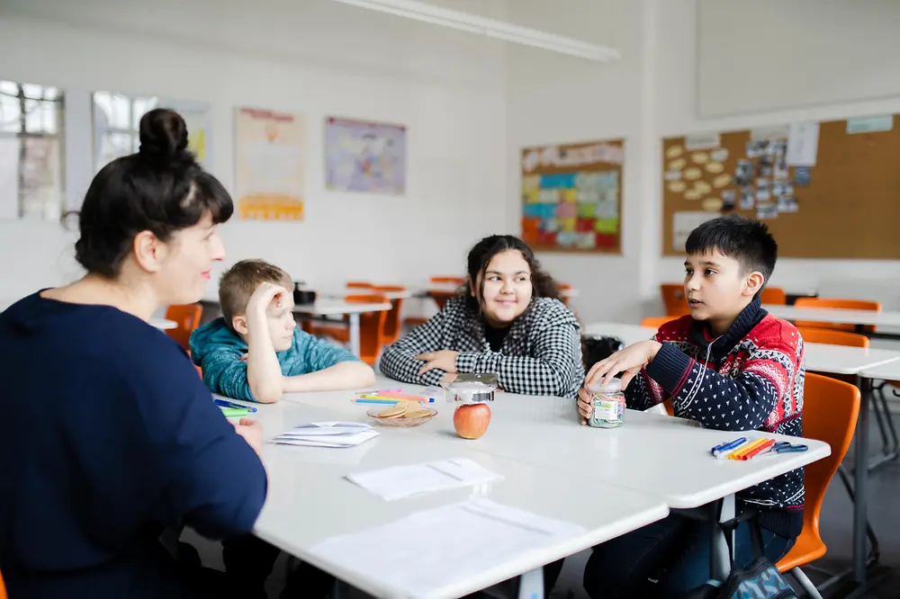 Die Fellows unterstützen die Schüler*innen in ihrem Alltag in der Schule.