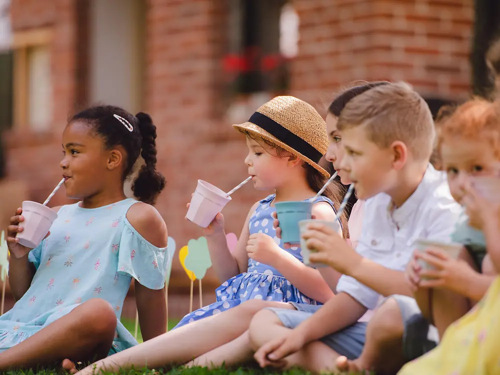 Kinder trinken mit Papiertrinkhalmen