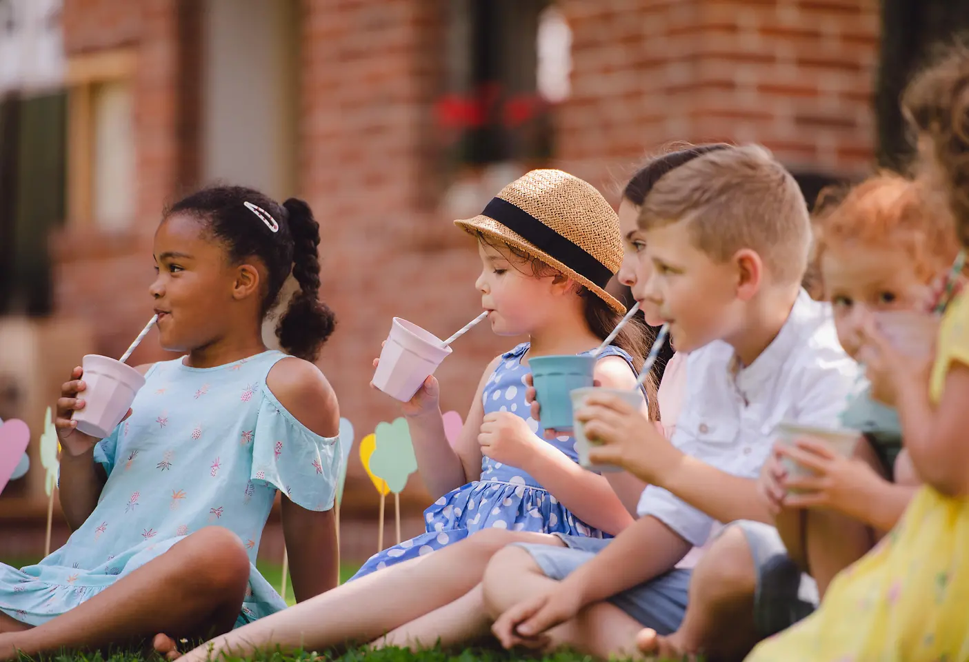 Kinder trinken mit Papiertrinkhalmen