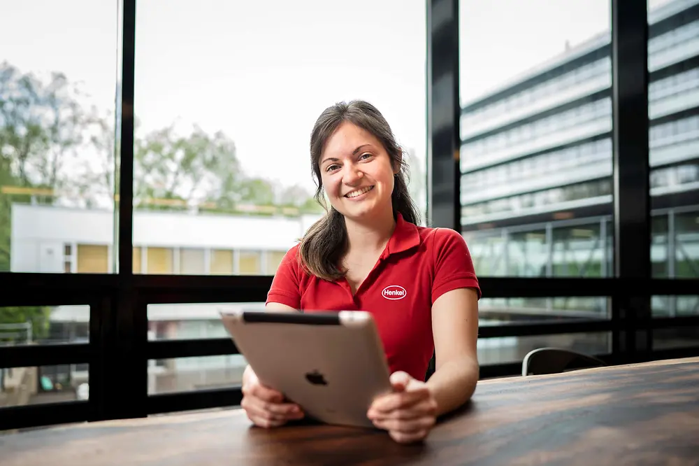 Junge Frau mit rotem T-Shirt und iPad. 