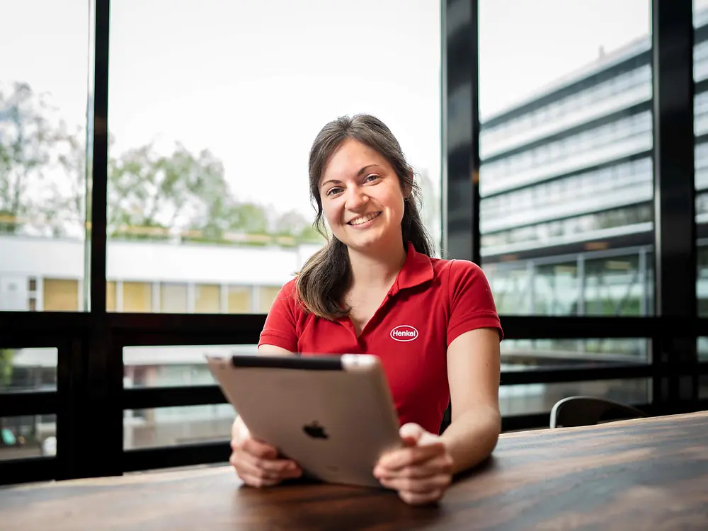 Junge Frau mit rotem T-Shirt und iPad. 