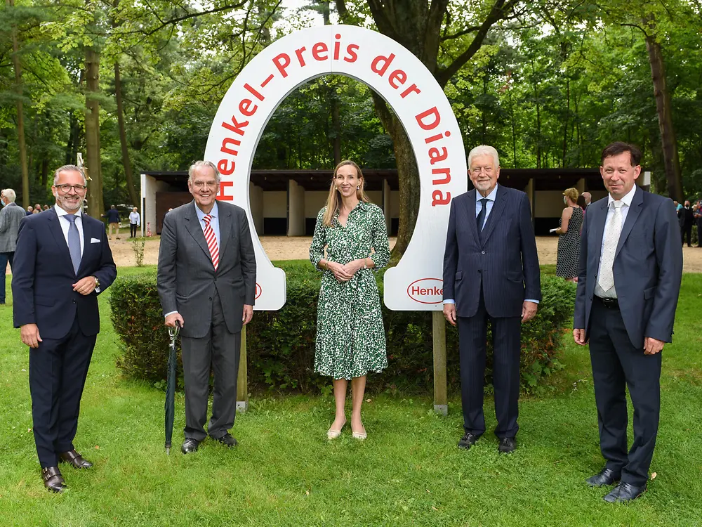 Carsten Knobel, Dipl.-Ing. Albrecht Woeste, Dr. Simone Bagel-Trah, Peter M. Endres und Stadtdirektor Burkard Hintzsche im Führring beim Henkel-Renntag 2021 (von links)