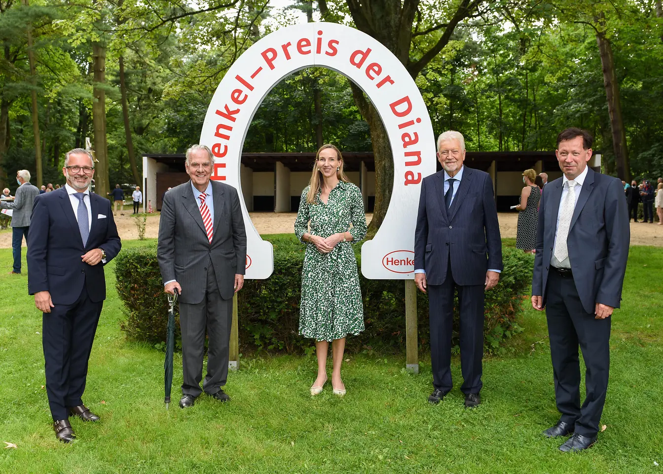 Carsten Knobel, Dipl.-Ing. Albrecht Woeste, Dr. Simone Bagel-Trah, Peter M. Endres und Stadtdirektor Burkard Hintzsche im Führring beim Henkel-Renntag 2021 (von links)