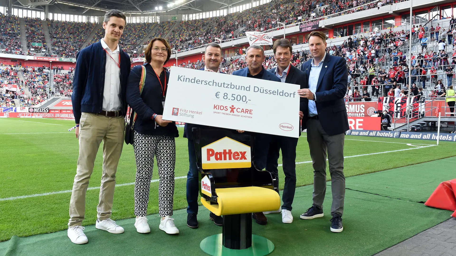 Übergabe von Pattex Trainerstuhl und Spendenscheck live im Stadion