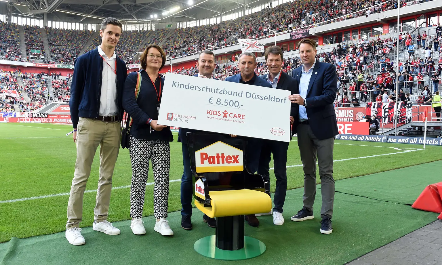 Übergabe von Pattex Trainerstuhl und Spendenscheck live im Stadion