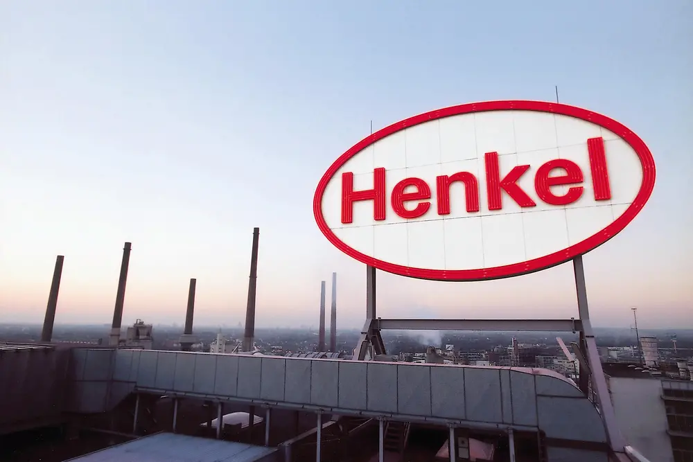 Henkel-Logo am Standort in Düsseldorf (Deutschland)