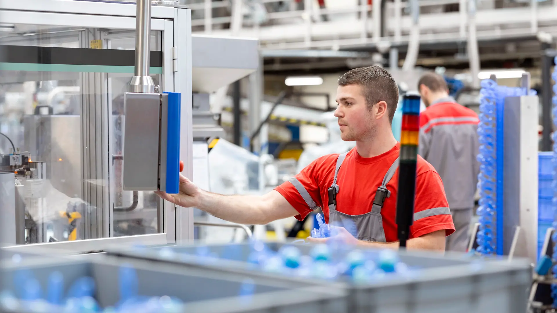 Ein Mitarbeiter bedient eine Produktionsmaschine im Henkel-Werk in Kruševac, Serbien