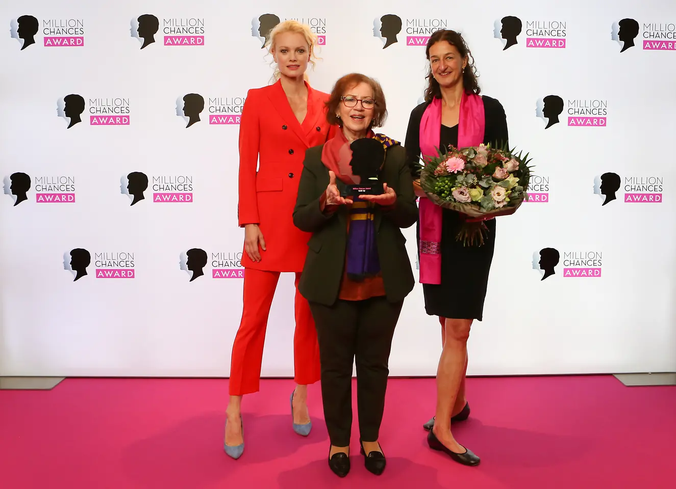 Franziska Knuppe mit Rona Mansury und Christina Ihle (Afghanischer Frauenverein e.V.)