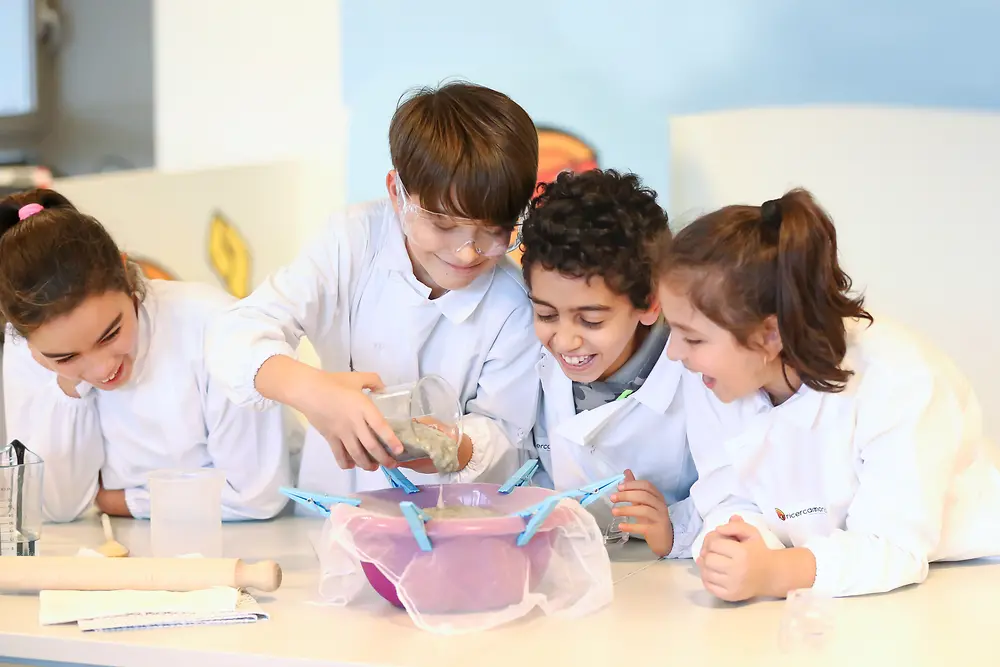 Education program Henkel Researchers World: 4 children doing an experiment