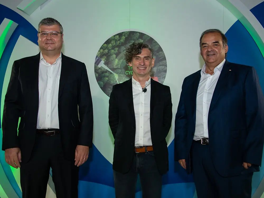 Von links nach rechts: Albert Lipperheide, General Manager für Konsumentenklebstoffe bei Henkel in Chile, Andres Mitnik, Fundación Chile, und Roberto Pavez, Regional Development Manager für Lateinamerika bei Henkel Adhesive Technologies, stellten die einzigartige Kombination von nachhaltigen und sozialen Vorteilen der CRDC-Lösung heraus. 