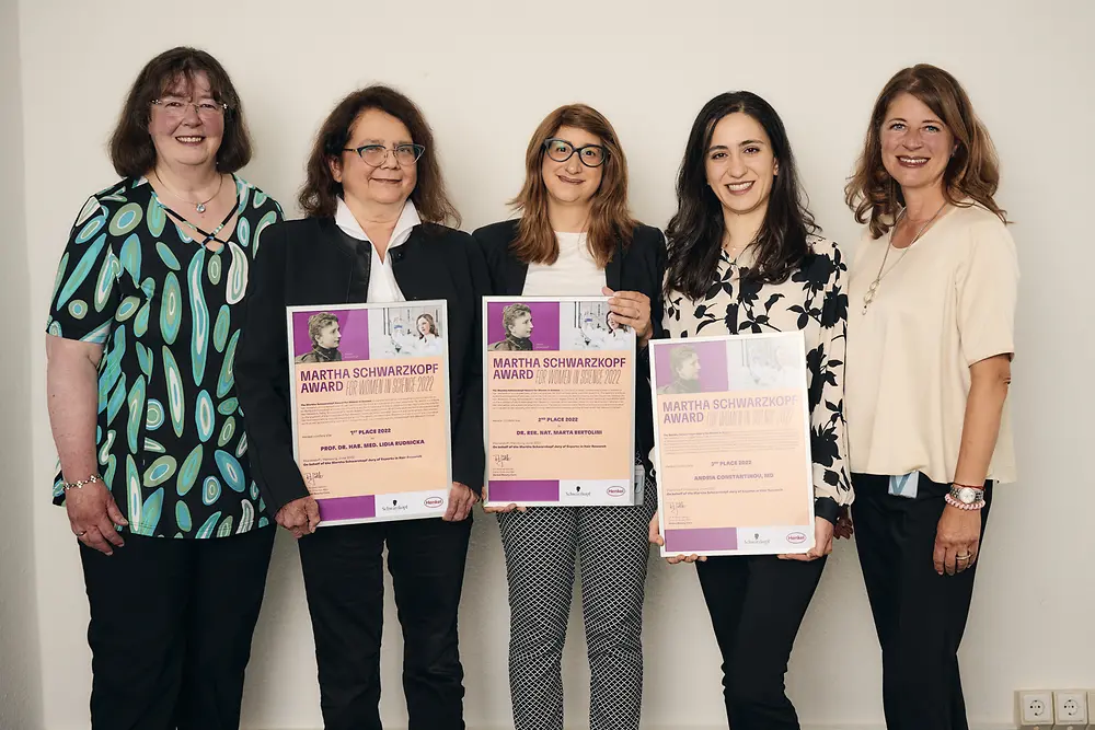 Die Award-Gewinnerin Prof. Dr. hab. med. Lidia Rudnicka steht links von Dr. Andrea Sättler und Sylvie Nicol. 