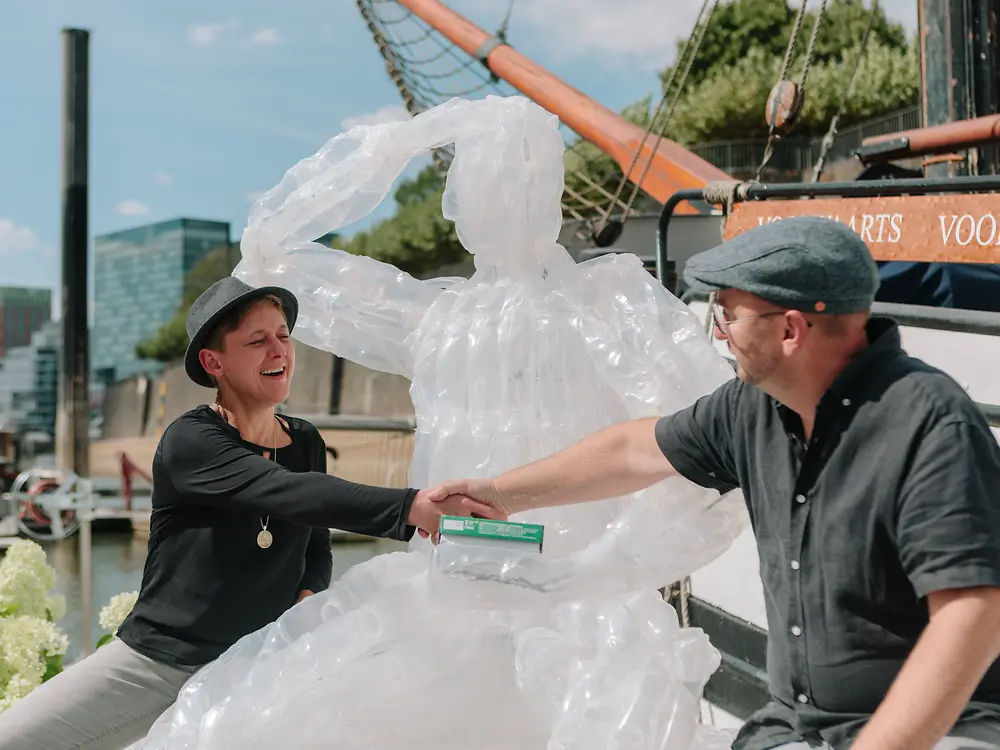 #ZeroWasteArt-Künstler Christine Kind und Thomas Hugo mit der Skulptur aus Waschmittelflaschen 