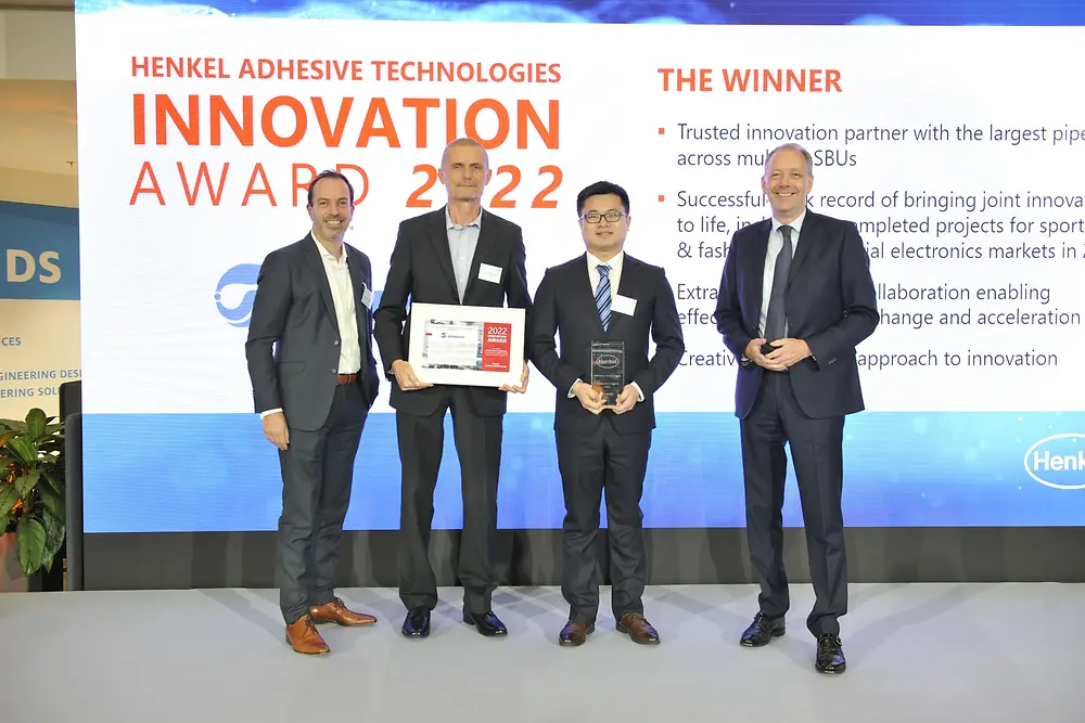 
Innovation Award für Wanhua (von links nach rechts): Christian Kirsten, Corporate Senior Vice President Automotive and Metals bei Henkel Adhesive Technologies, Sándor Eke, Business Development Manager DACH bei Wanhua, Ben Zhang, R&D Lead Adhesives bei Wanhua und Thomas Holenia, Corporate Vice President Purchasing bei Henkel