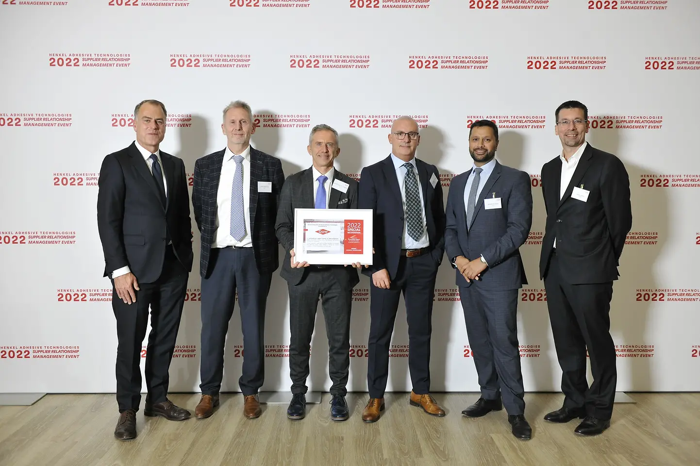 
Spezielle Anerkennung für Dow (von links nach rechts): Jan-Dirk Auris, Executive Vice President Henkel Adhesive Technologies, Chris Mertens, Global Key Customer Manager bei Dow, Jean Paul Hautekeer, Global Marketing Director Building and Infrastructure bei Dow, Massimo Rebolini, Global Commercial Vice President bei Dow, Imran Munshi, Global Market Segment Leader bei Dow und Mark Dorn, Corporate Senior Vice President Craftsmen, Construction and Professional bei Henkel Adhesive Technologies