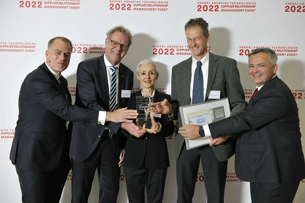 
Sustainability Award für BASF (von links nach rechts): Jan-Dirk Auris, Executive Vice President Henkel Adhesive Technologies, Dr. Robert Heger, Vice President Business Management Dispersions and Additives for Construction and Architectural Coatings bei BASF, Heike Kohm, Head of Global Key Account Management Dispersions, Resins and Additives bei BASF, Christoph Hansen, Senior Vice President Dispersions for Adhesives and Construction Europe bei BASF und Csaba Szendrei, Corporate Senior Vice President Packaging and Consumer Goods bei Henkel Adhesive Technologies