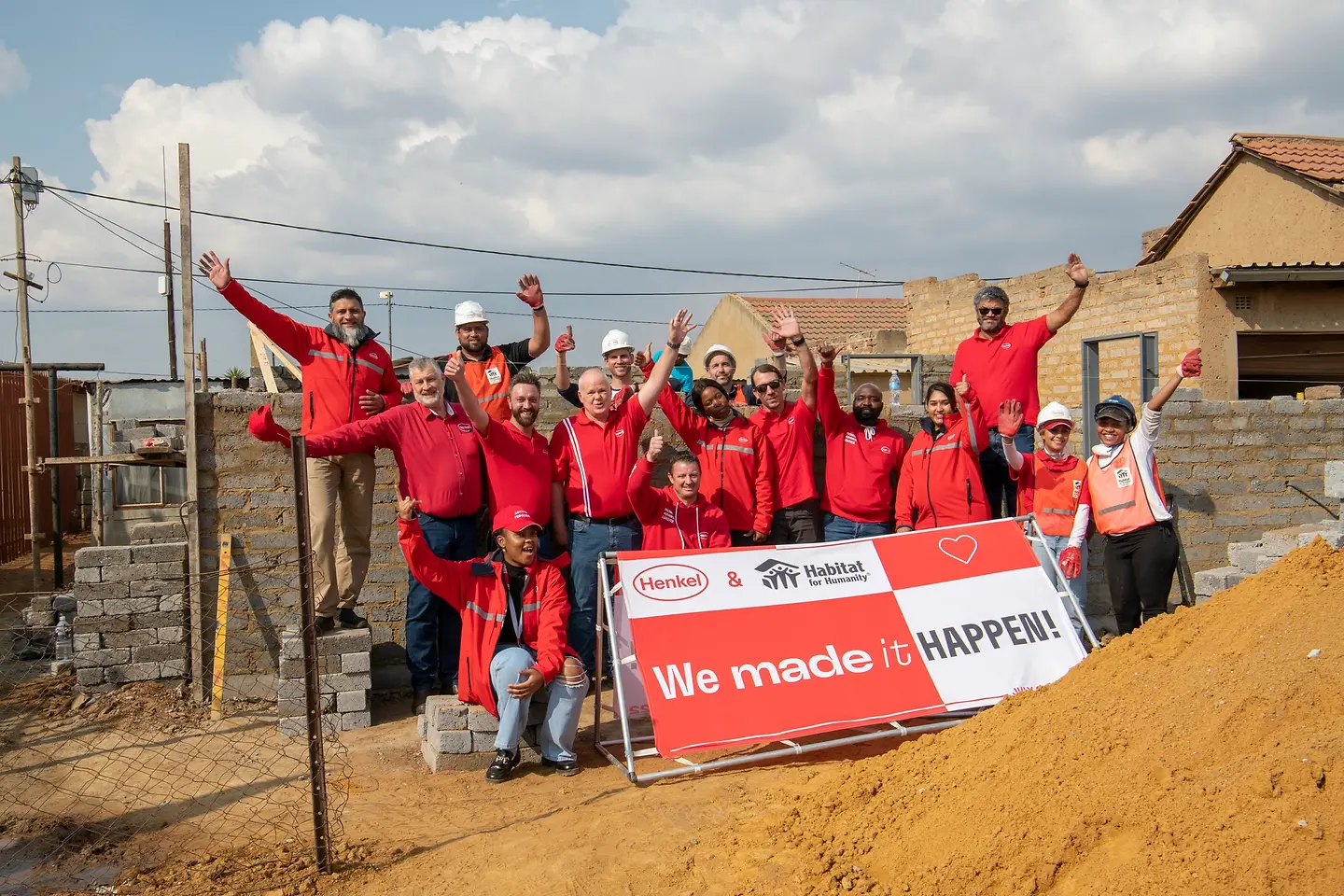 
Im Rahmen von ‚Welcome Home‘ können Henkel-Mitarbeiter aus aller Welt jedes Jahr in Zusammenarbeit mit renommierten NGOs ehrenamtlich in mehreren Neubau- oder Renovierungsprojekten mitarbeiten. Bild: Südafrika