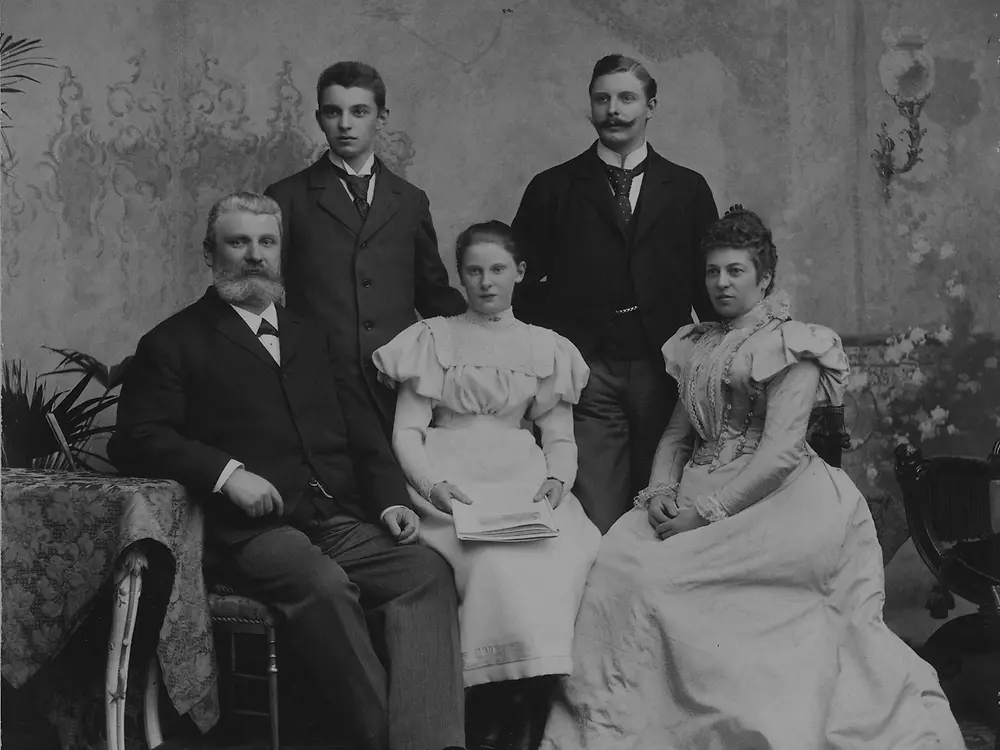 Familienfoto der Gründerfamilie Henkel: Fritz Senior, Hugo, Emmy, Fritz Junior und Elisabeth Henkel (von links nach rechts).