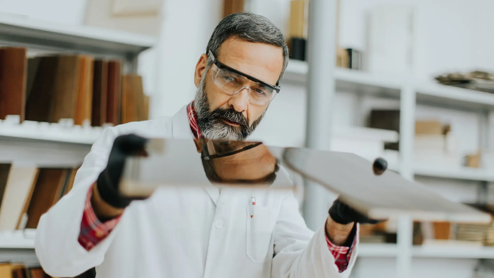 
Das Technologiezentrum für Möbel- und Bauelemente ist Teil des Inspiration Center Düsseldorf von Henkel. Es dient der Simulation modernster Anwendungsverfahren, die in der Industrie eingesetzt werden.