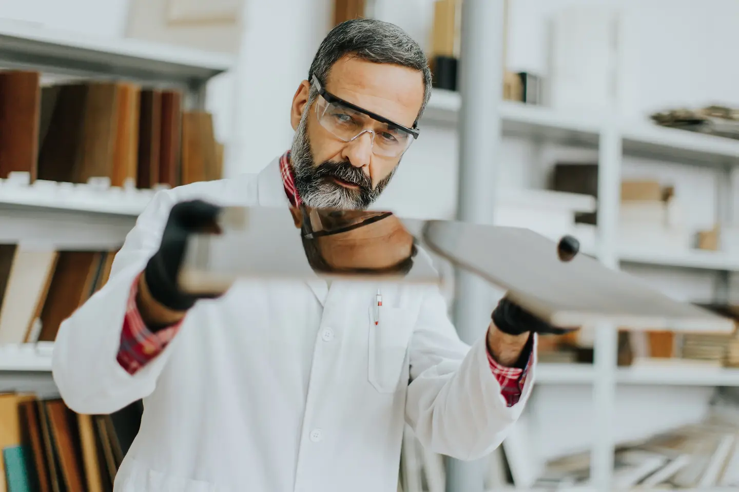 
Das Technologiezentrum für Möbel- und Bauelemente ist Teil des Inspiration Center Düsseldorf von Henkel. Es dient der Simulation modernster Anwendungsverfahren, die in der Industrie eingesetzt werden.