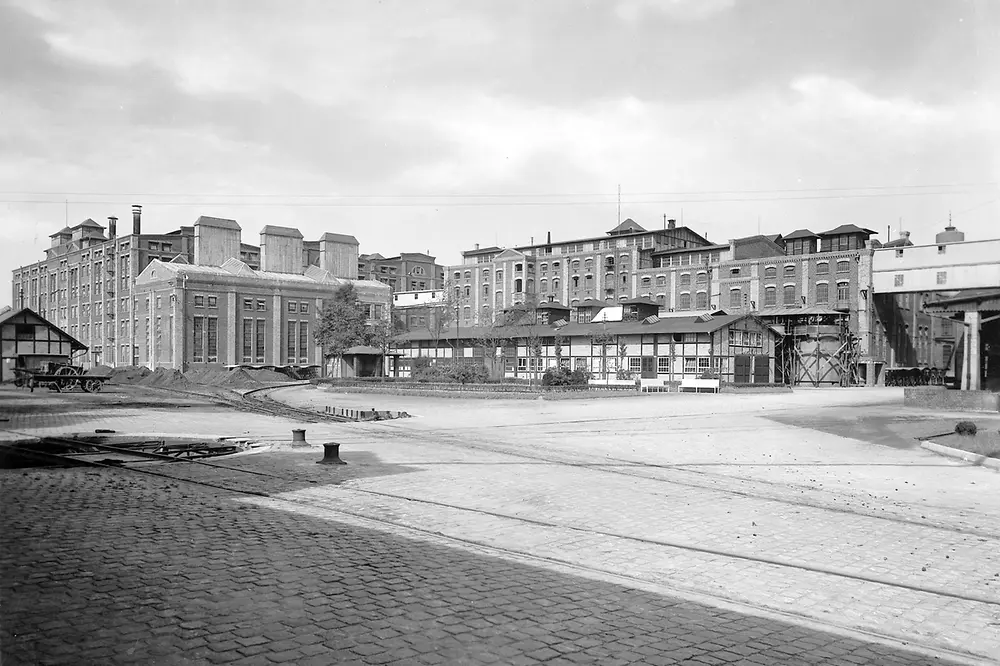 
Mit Bau und Inbetriebnahme einer eigenen Leimfabrik am Standort Düsseldorf startete Henkel am 26. Juni 1923 mit dem Verkauf von Klebstoffprodukten.