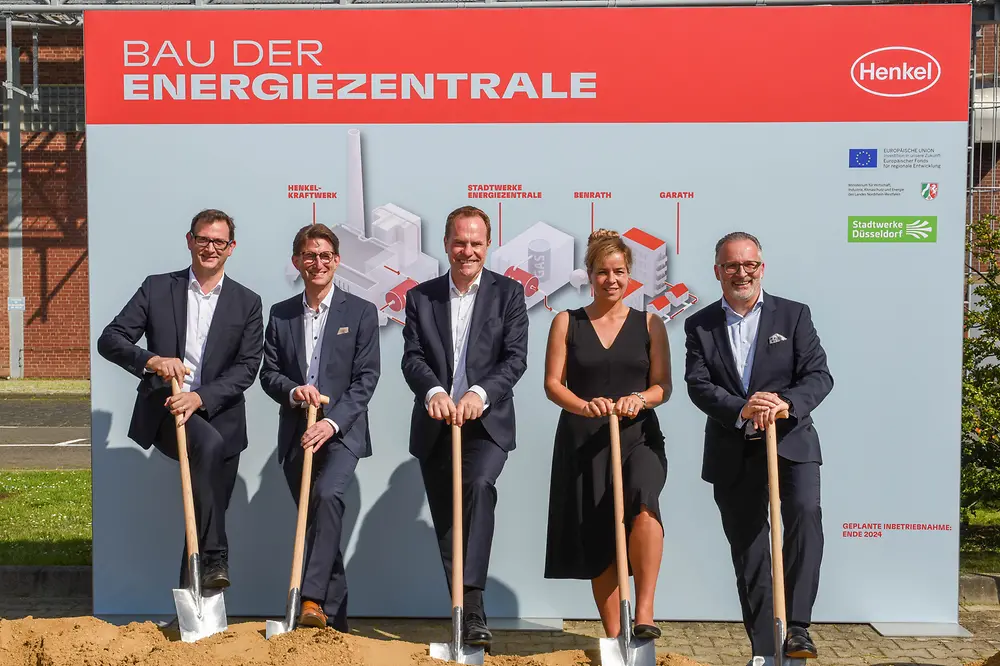 
Julien Mounier, Dr. Daniel Kleine, Dr. Stephan Keller, Mona Neubaur und Carsten Knobel beim Spatenstich der Energiezentrale für das Fernwärme-Projekt von Henkel und den Stadtwerken (v.l.n.r.).