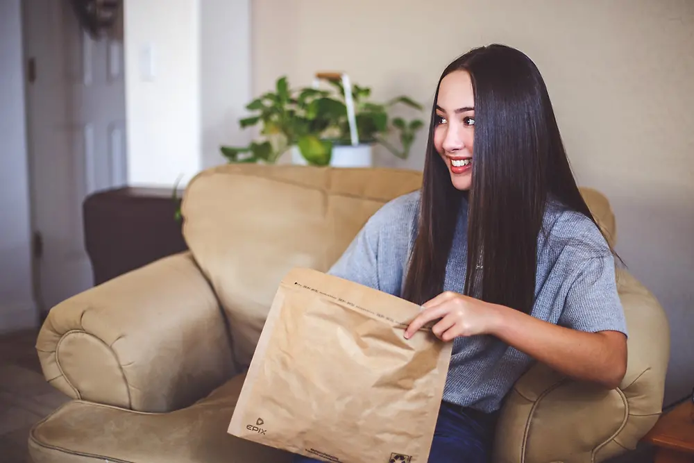 
Mit Hilfe der EPIX-Technologie von Henkel wurde eine einzigartige Versandtasche entwickelt, die aus Papier und einem revolutionären und leichten Polstermaterial besteht, das die Produkte beim Versand schützt.