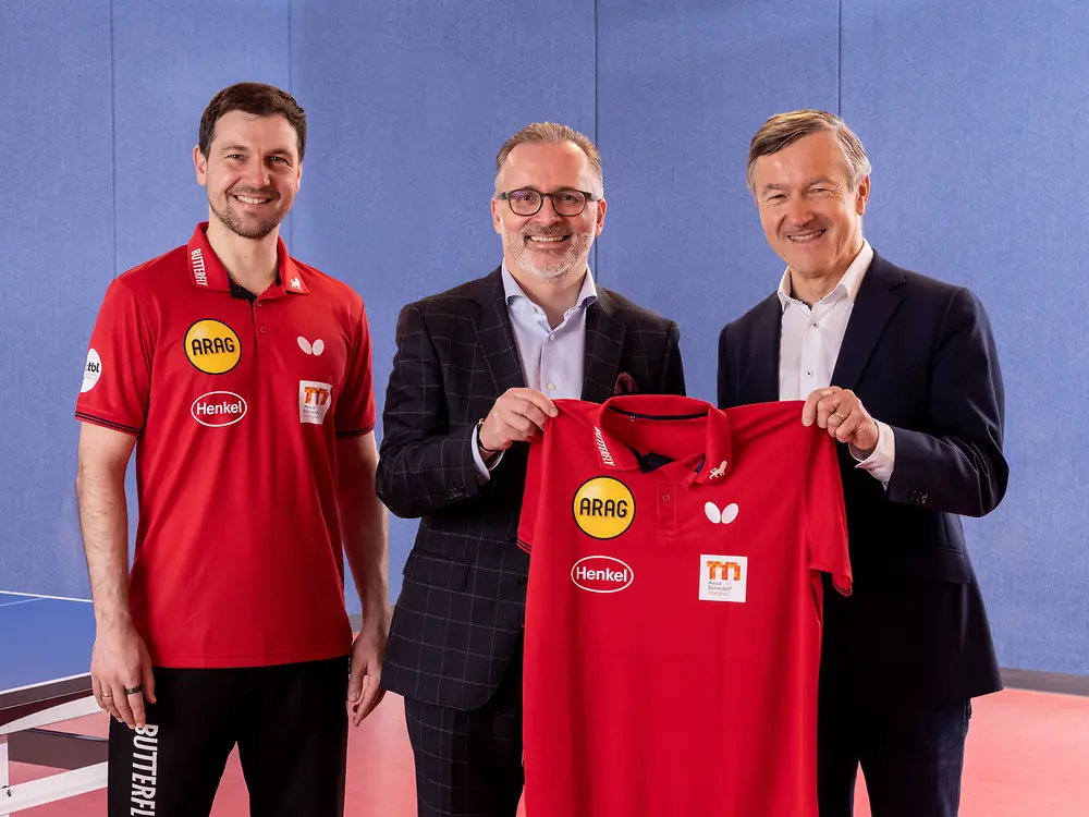 Henkel und Borussia Düsseldorf bei der Trikotübergabe mit Timo Boll, Carsten Knobel und Andreas Preuss (v.l.)