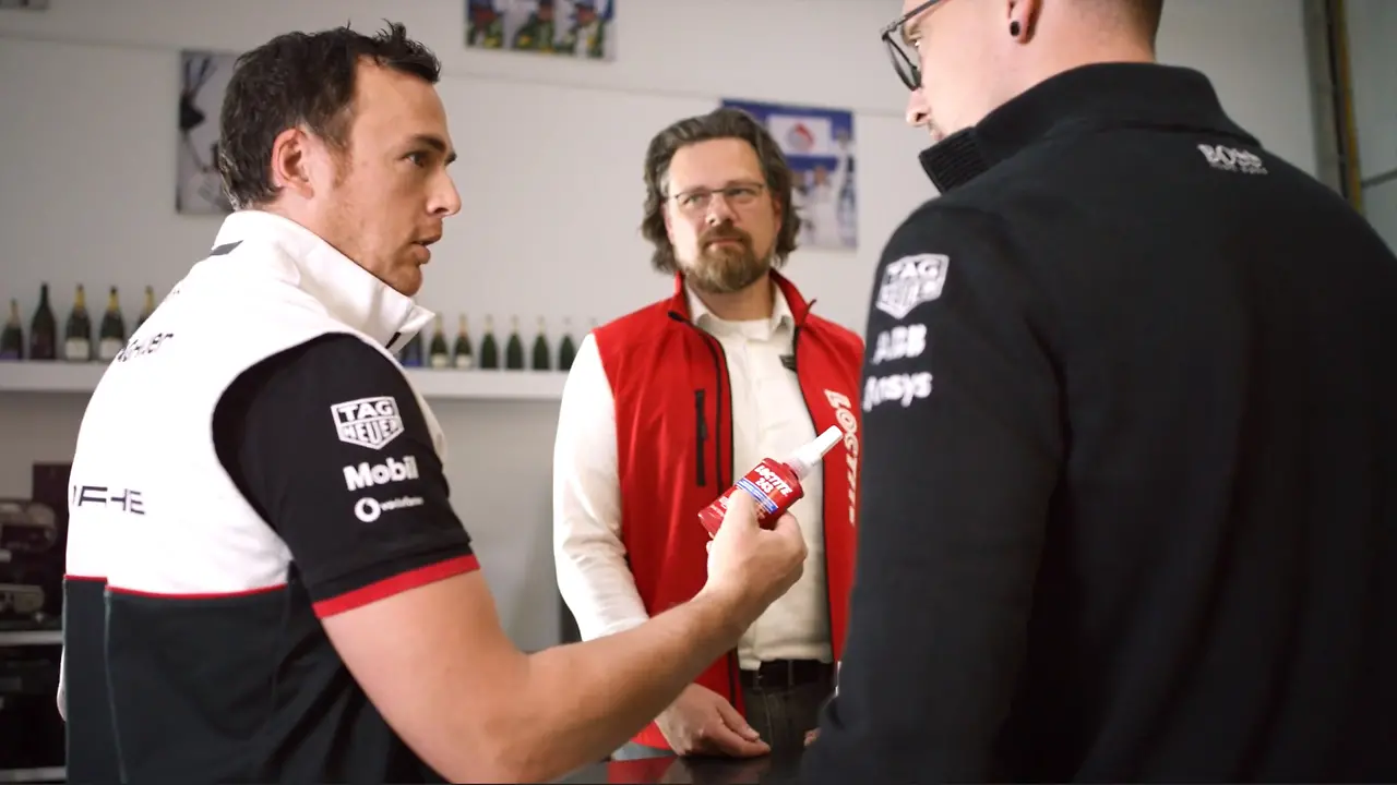 Martin Christall, Application Engineer bei Henkel Adhesive Technologies, arbeitet mit dem TAG Heuer Porsche Formula E Team zusammen. Sie nutzen einen Klebstoff von Loctite. 