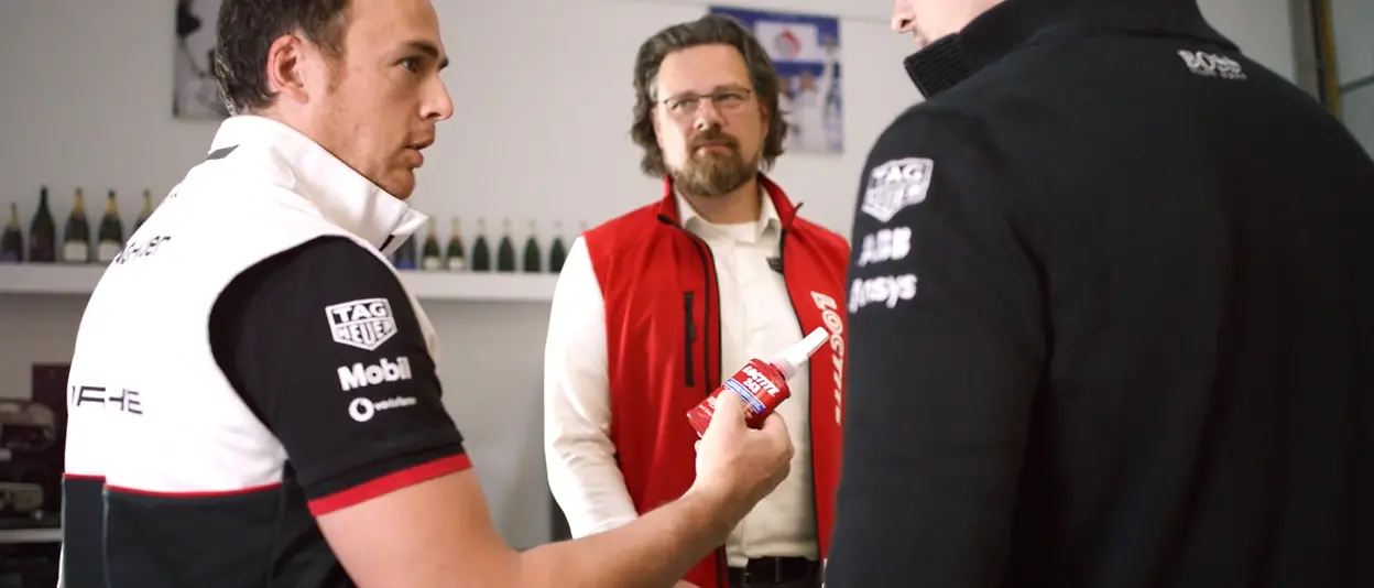 Martin Christall, Application Engineer bei Henkel Adhesive Technologies, arbeitet mit dem TAG Heuer Porsche Formula E Team zusammen. Sie nutzen einen Klebstoff von Loctite. 