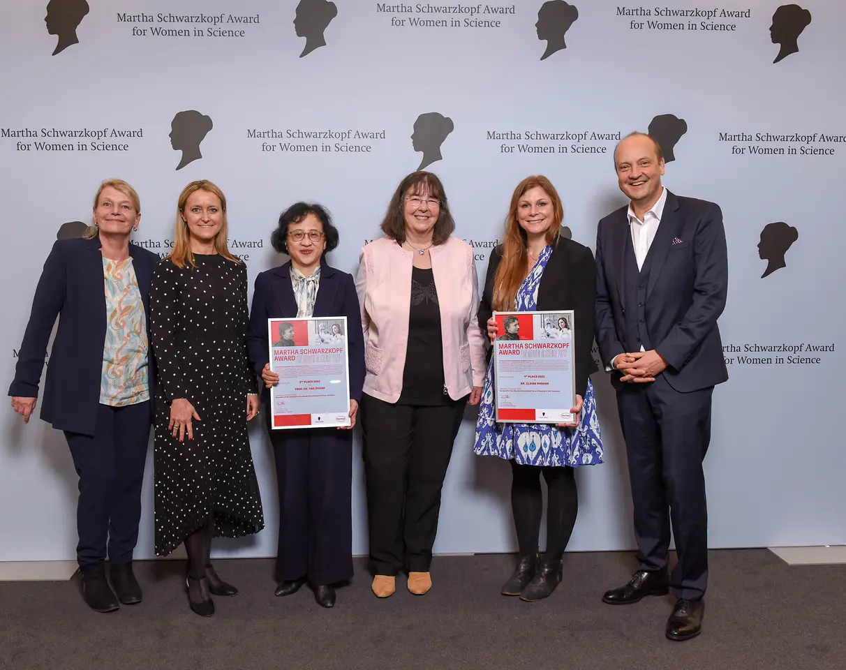 Vier Henkel-Vertreter:innen und die beiden Gewinnerinnen des Martha-Schwarzkopf-Preises stehen nebeneinander vor der Fotowand.