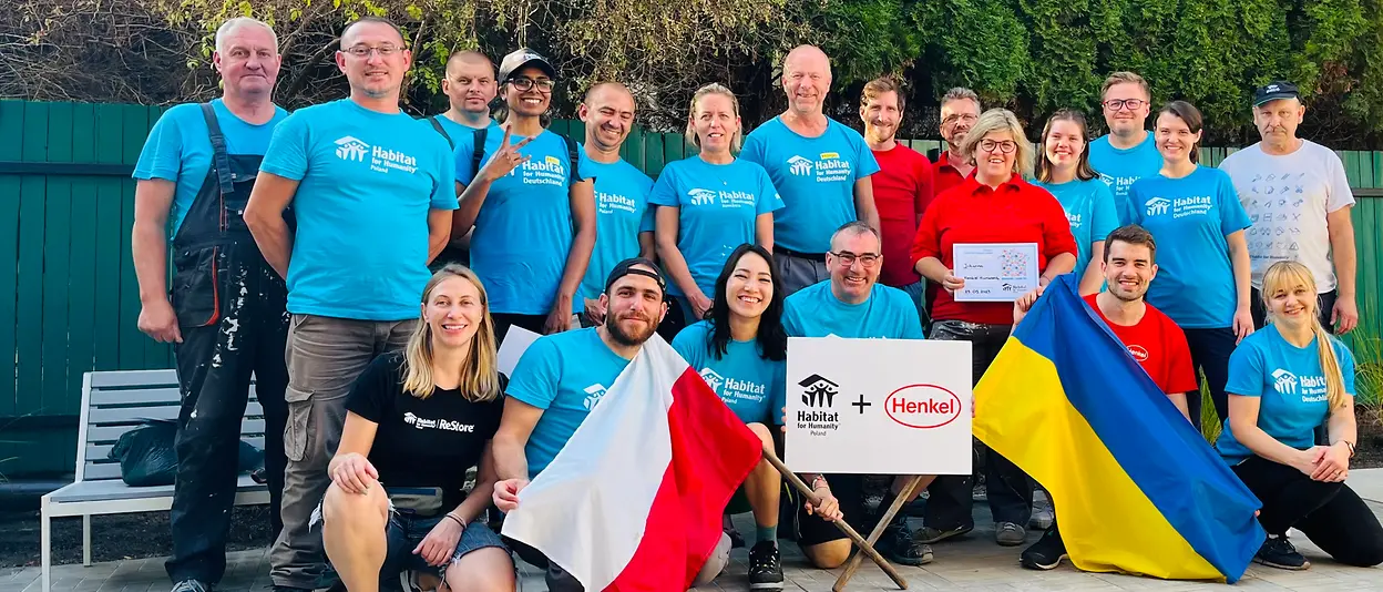 Ein Gruppenfoto der Henkel Volunteers auf ihrer Baureise in Polen. 