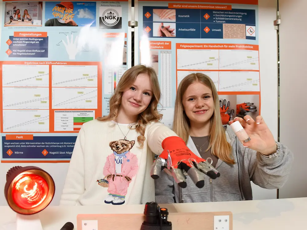 
Nägel im Rampenlicht: Wie Licht das Nagelwachstum beeinflusst, Antonia Peters und Carolin Janke vom Norbert-Gymnasium Knechtsteden in Dormagen