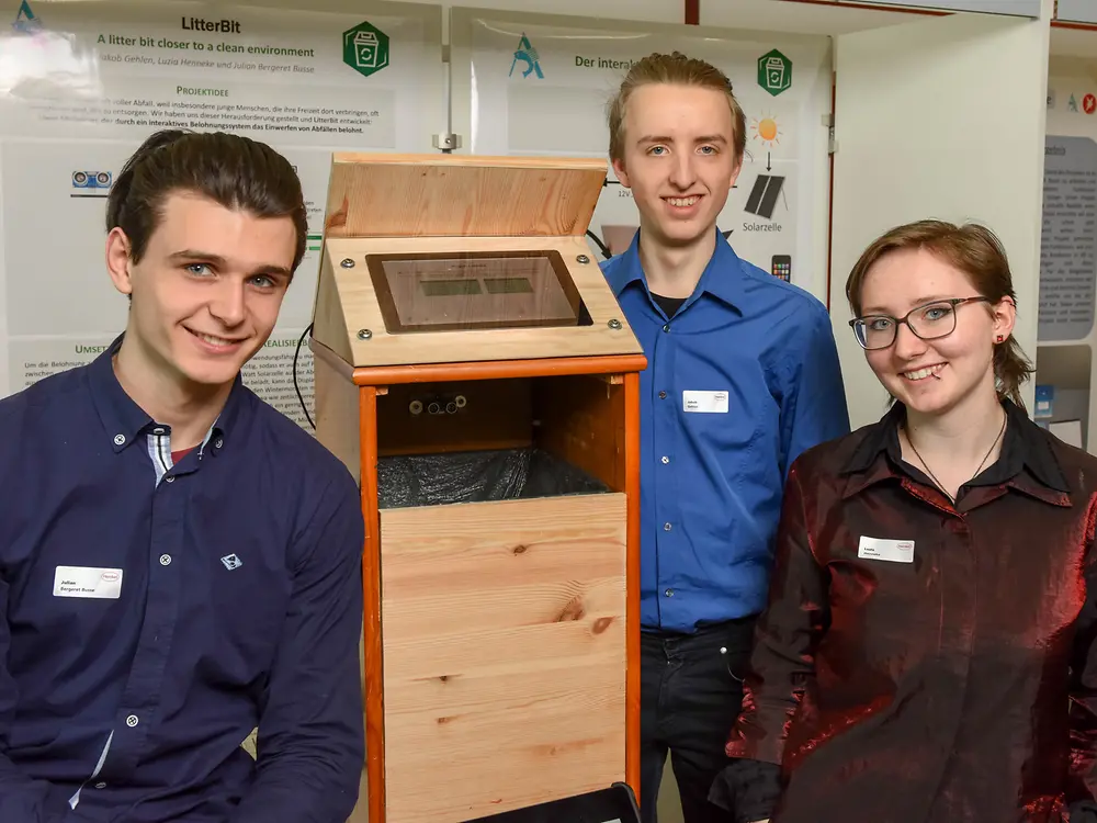 
LitterBit – gamifizierter Mülleimer zur Verhinderung der Vermüllung öffentlicher Plätze, Jakob Gehlen, Luzia Marie Lys Henneke und Julian Bergeret Busse vom Annette-von-Droste-Hülshoff-Gymnasium in Münster