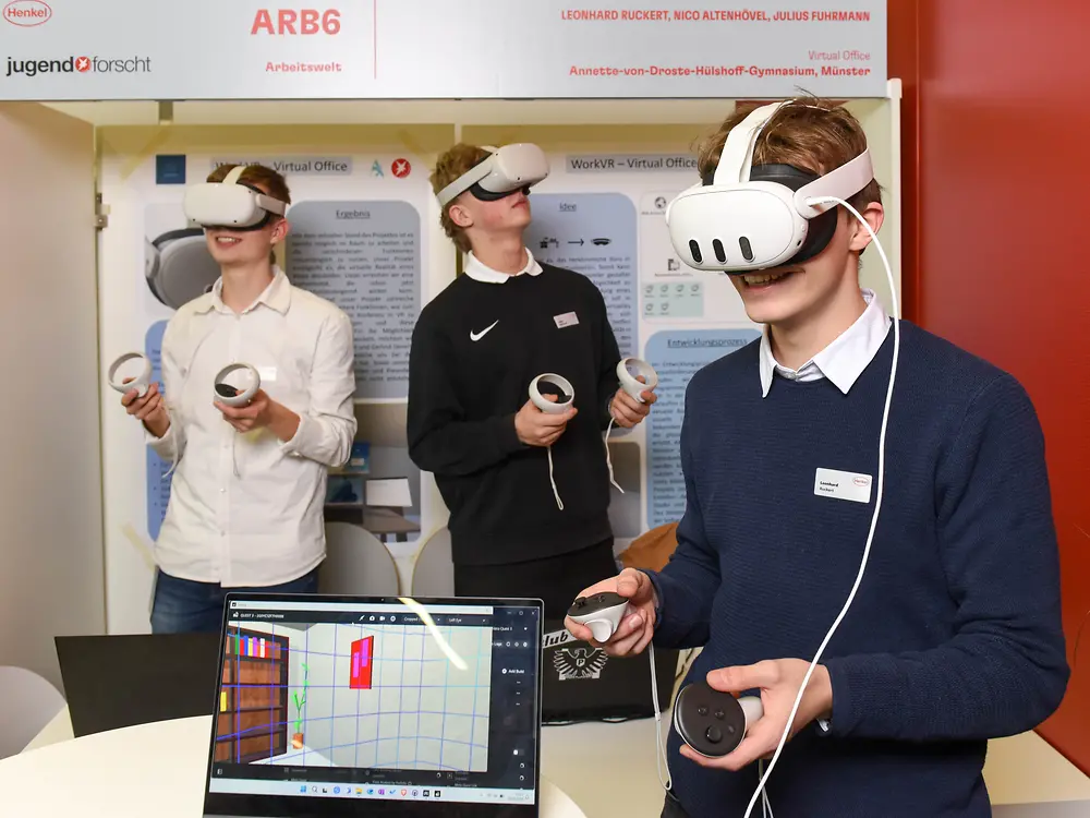 
Virtual Office, Leonhard Ruckert, Nico Altenhövel und Julius Fuhrmann vom Annette-von-Droste-Hülshoff-Gymnasium in Münster