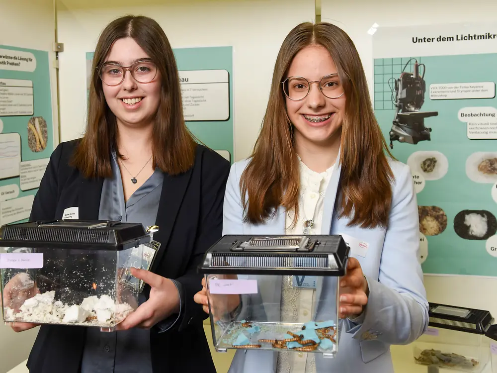 
Sind Mehl- und Superwürmer die Lösung für unser Plastikproblem?, Claire Jeane Harpering und Karolina Golinski vom Heinrich-Heine-Gymnasium in Bottrop