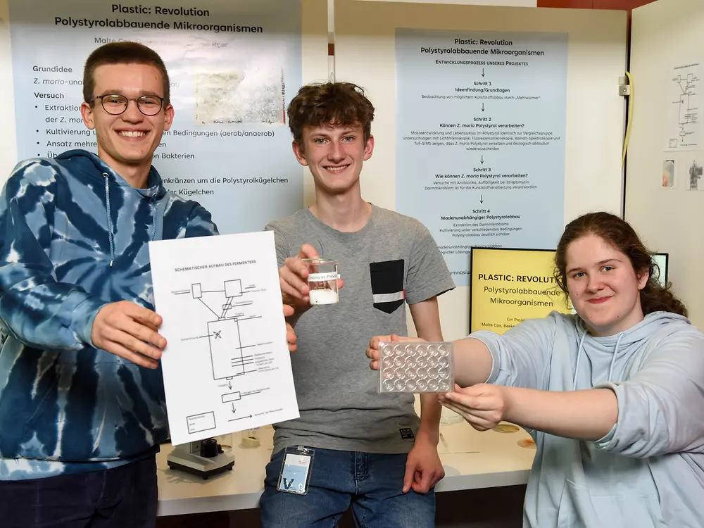 
Plastic Revolution – plastikfressende Mikroorganismen, Malte Cox, Leo Roer und Beeke Drechsler vom Städtischen Wilhelm-Hittorf-Gymnasium in Münster