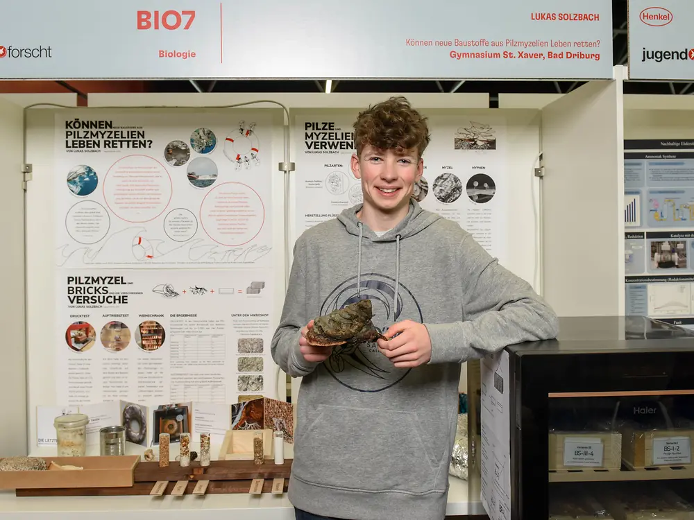 
Können neue Baustoffe aus Pilzmyzelien Leben retten?, Lukas Solzbach vom Gymnasium St. Xaver in Bad Driburg