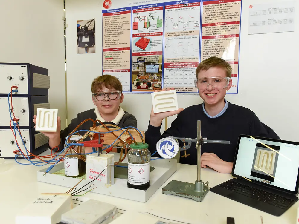 
Redox-Flow-Batterie, Noah Krüger und Julius Rüdiger von der Marienschule der Ursulinen in Bielefeld