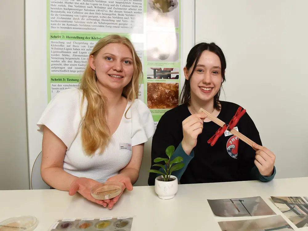 
Klima-Kleber: Untersuchung von Klebstoff-Alternativen auf Basis von Lignin, Imme Westermann und Katinka Bolwin vom Freiherr-vom-Stein-Gymnasium in Münster